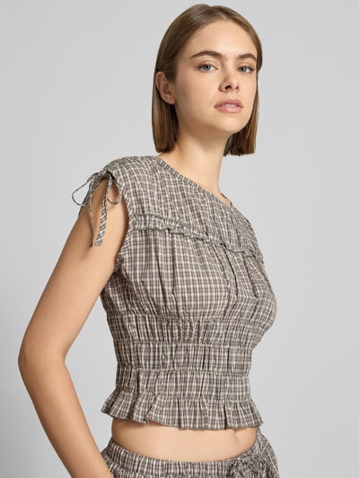 Frauenmodel trägt Slim Fit Bluse aus reiner Baumwolle Modell 'SHERBET' von DAISY STREET mit Smok-Detail, kariertes Muster, Nahaufnahme Oberkörper.
