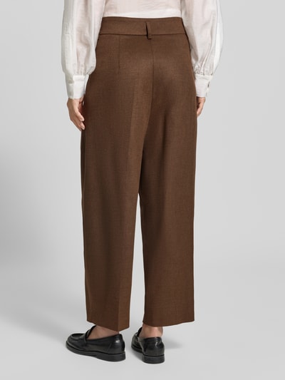 Frauenmodel trägt Regular Fit Weite Hose mit Viskose-Woll-Anteil Modell 'MAYLA 6/8' von Raffaello Rossi in Braun, Damen Weite Hose, Ganzkörperansicht Rückansicht.