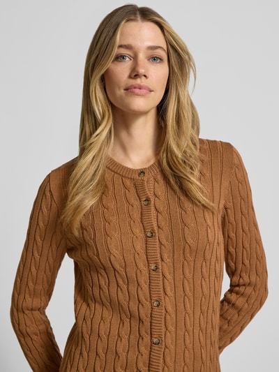 Vrouwenmodel draagt Strickjacke mit Zopfmuster und Rundhalsausschnitt van Jake*s Casual, pure katoen, slim fit, bruin, detailopname bovenlichaam.
