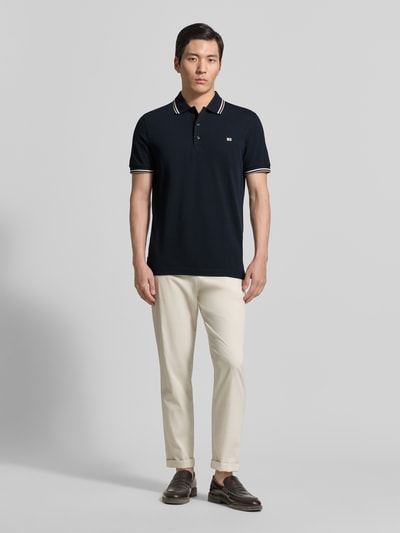 Männermodel trägt Regular Fit Poloshirt mit Kontraststreifen von Christian Berg Men aus Reine Baumwolle, Knopfleiste, Rückenlänge 71 cm, Ganzkörperansicht von vorne.