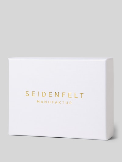 Produktfoto, weiße Geschenkverpackung mit goldener SEIDENFELT Manufaktur Aufschrift für Portemonnaie in Leder-Optik Modell 'Ylva' von Seidenfelt