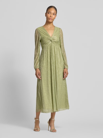 Frauenmodel trägt Tailliertes Freizeitkleid mit Unterkleid von s.Oliver BLACK LABEL, grünlich, Metalic-Optik, Midi-Länge, Crinkle-Optik, Ganzkörperansicht von vorne.