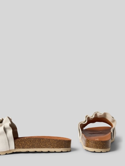 Produktfoto, Slipper aus echtem Leder Modell 'Rocio' von Verbenas mit Rüschenbesatz, profilierter Sohle, offener Ferse, Absatzhöhe 3 cm, abgerundete Passform, Farben in Beige und Braun, strukturierte Textur.