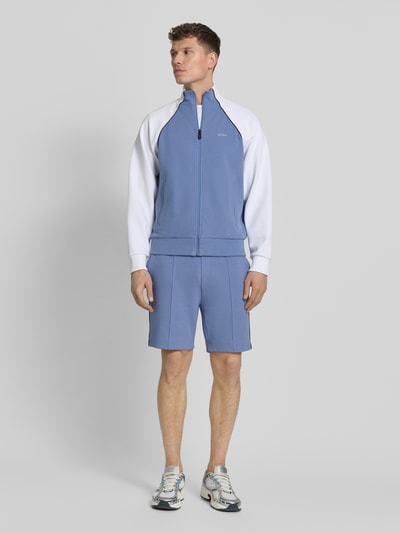 Männermodel trägt Regular Fit Shorts aus Baumwoll-Mix Modell 'T_JOIN Headlo' von BOSS Green, Optik: Unifarben, Label-Stitching-Applikation, fixierte Bügelfalten, Kontraststreifen, Tunnelzug, Bundabschluss: elastisch, Gesäßtasche, seitliche Reißverschlusstasche, Materialverarbeitung: Stretch, Ganzkörperansicht von vorne.