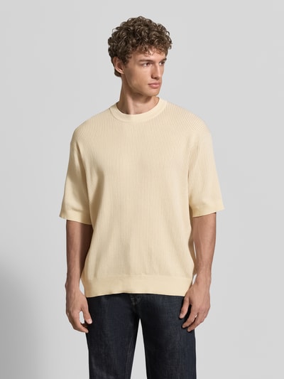 Männermodel trägt Regular Fit T-Shirt aus reiner Bio-Baumwolle Modell 'MATTIS' von SELECTED HOMME, Optik: Unifarben, Nahaufnahme Oberkörper.