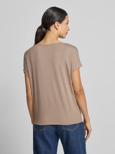 Frauenmodel trägt Oversized T-Shirt aus Viskose-Mix von s.Oliver RED LABEL in Beige mit glatter Textur, Ganzkörperansicht Rückansicht.