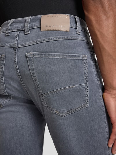 Männermodel trägt Regular Fit Jeans mit Eingrifftaschen von bugatti, grauer Baumwoll-Mix mit Stretch, Detailaufnahme Rückansicht.