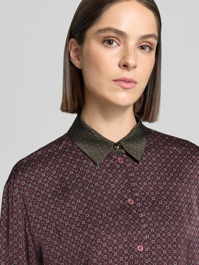 Frauenmodel trägt Regular Fit Langarmbluse aus reiner Viskose von Jake*s Collection in Weinrot mit gemustertem Print und kontrastierendem Kragen, Nahaufnahme Oberkörper.