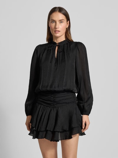 Vrouwenmodel draagt zwart Neo Noir Cocktailjurk im Stufen-Look Modell 'Bari' van Chiffon, getailleerd model, mini-jurk, druppelvormige hals, vetersluiting, laagjeslook. Ganzkörperansicht van voren.