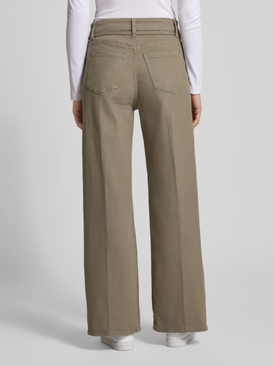 Männermodel trägt Wide Fit Jeans mit Bügelfalten von Christian Berg Woman, bawełna z elastanem, szeroki krój, pięć kieszeni, beżowy, Szerokość w rozmiarze 36/32: 107 cm, długość wewnętrzna nogawki: 77 cm, widok całej sylwetki z tyłu