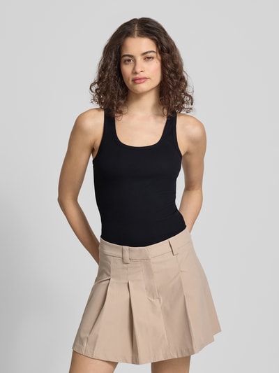 Frauenmodel trägt Tanktop mit Rundhalsausschnitt von Review aus schwarzem Baumwoll-Mix mit Stretch-Anteil, Feinripp, Körpernaher-Schnitt, Ganzkörperansicht von vorne.