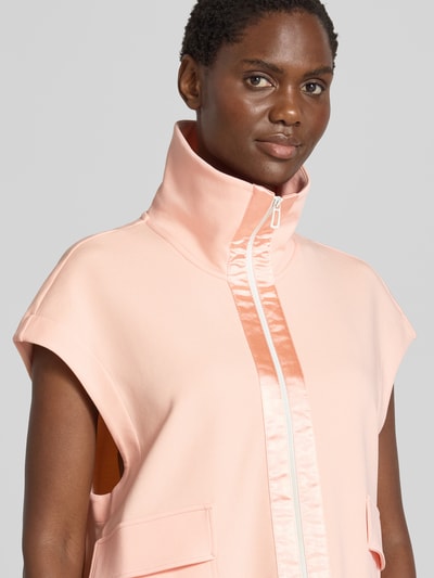 Kobiece model prezentuje Weste mit Stehkragen und Pattentaschen von Marc Cain, Mieszanka bawełny z dodatkiem streczu, krój relaxed fit, stójka, zamek błyskawiczny dwustronny, kieszenie z patką, zbliżenie na górną część ciała.