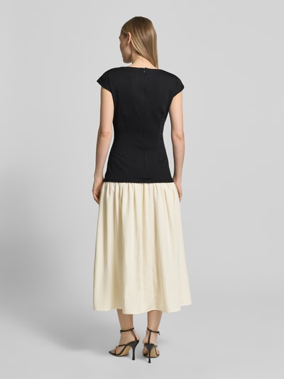 Frauenmodel trägt Midikleid im 2-in-1-Look von Little Mistress, Material-Mix mit Stretch-Anteil, A-Linie, Rückenlänge 127 cm, Ganzkörperansicht Rückansicht.