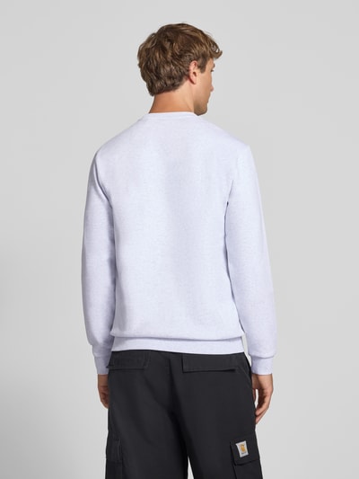 Männermodel trägt Regular Fit Sweatshirt aus Baumwoll-Mix Modell 'CERES' von ONLY in Hellgrau, glatte Textur, Ganzkörperansicht Rückansicht, Herren Sweatshirt von ONLY & SONS.