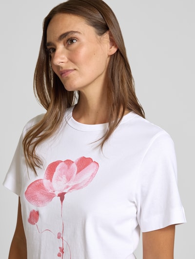 Frauenmodel trägt T-Shirt mit Rundhalsausschnitt und Motiv-Print von JAKE*S STUDIO WOMAN, Reine Baumwolle, Regular-Fit, Nahaufnahme Oberkörper. Rückenlänge bei Größe S: 56 cm.
