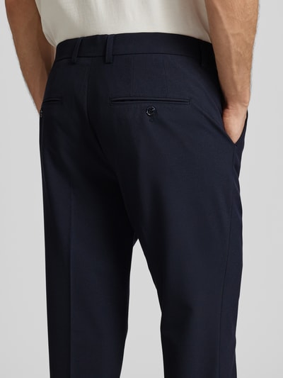 Männermodel trägt Regular Fit Stoffhose mit Viskose-Anteil Modell 'Liam' von Matinique, dunkler Stoff, Bügelfalten, Ganzkörperansicht Rückansicht. Elastischer Material-Mix, Knopf- und Reißverschluss, Bundweite 42 cm, Innenbeinlänge 80 cm bei Größe 32/32.