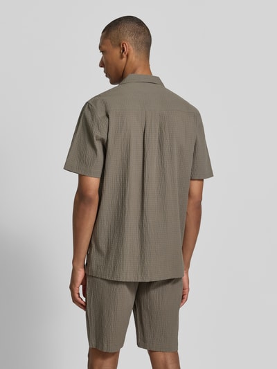 Männermodel trägt Modern Fit Freizeithemd mit Brusttaschen von Lindbergh, Baumwoll-Mix mit Stretch-Anteil, Strukturmuster, Reverskragen, Knopfleiste, Rückenlänge 77 cm, Schulterbreite 49 cm, Ärmellänge 27 cm, Farbe Oliv, lockerer Schnitt, Ganzkörperansicht Rückansicht.