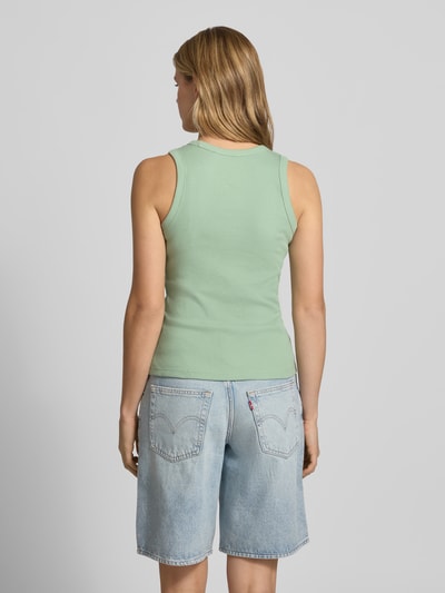 Kobiece modelka nosi Tanktop in Ripp-Optik mit Logo od Nike, bawełna z elastanem, krój slim fit, zielony, faktura prążkowana, widoczne logo, okrągły dekolt, długość tyłu rozmiaru S: 55 cm, widok całej sylwetki z tyłu.
