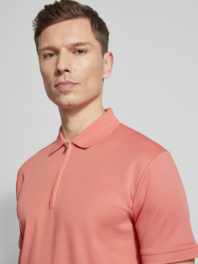 Männermodel trägt Regular Fit Poloshirt aus Bio-Baumwoll-Mix Modell 'FAVE' von SELECTED HOMME, unifarben, Nahaufnahme Oberkörper.