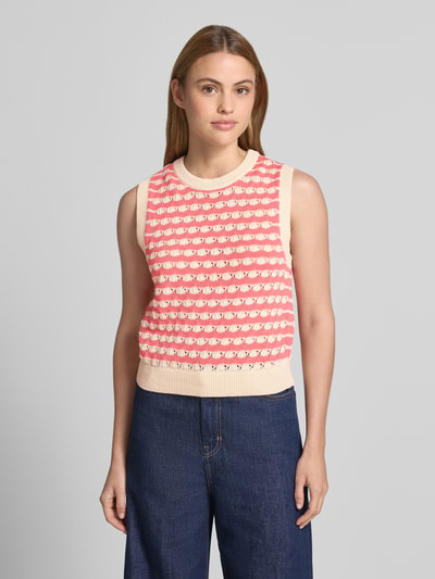 Frauenmodel trägt Regular Fit Pullunder aus reiner Baumwolle Modell 'CORAL REEF' von Vero Moda in Two-Tone-Optik, Strick, Rundhals; Ganzkörperansicht von vorne.