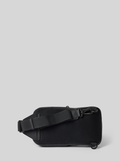 Produktfoto, Umhängetasche mit Logo-Detail Modell 'EMBOSSED FLAG SLING' von Tommy Hilfiger, czarna imitacja skóry, tłoczenie flagi, zamek błyskawiczny, przegródka z siateczki, detal z logo, pasek na ramię, wykończenie ze sztucznej skóry