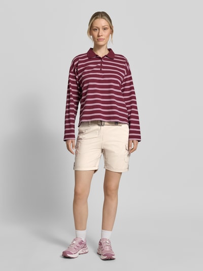 Frauenmodel trägt Shorts mit Hydrocool Effekt und Gürtel von G.I.G.A. DX in Beige, Eingrifftaschen und Pattentaschen, Regular-Fit, Ganzkörperansicht von vorne.