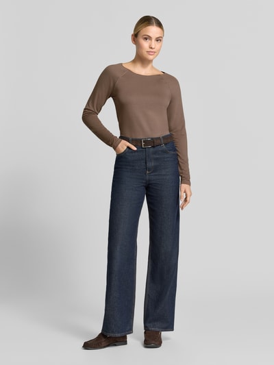 Frauenmodel trägt Regular Fit Longsleeve aus Viskose-Mix von monari in Braun, kombiniert mit Jeans, Rundhalsausschnitt, Ganzkörperansicht von vorne.