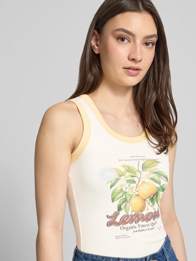 Vrouwenmodel draagt Trägertop met motiefprint model 'HILDA' van JJXX, mix van katoen en elastaan, slim fit, ronde hals, ruglengte maat S 52 cm, detailopname bovenlichaam.