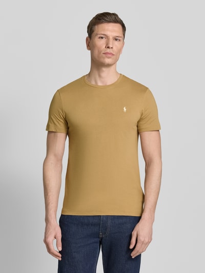 Männermodel trägt Regular Fit T-Shirt aus reiner Baumwolle von Polo Ralph Lauren, Optik: Unifarben, Logo-Stitching, Ganzkörperansicht von vorne.