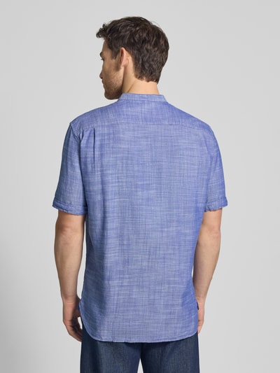 Männermodel trägt Regular Fit Freizeithemd mit Brusttasche von Christian Berg Men in Blau, Reine Baumwolle, Kurzärmelig, Ganzkörperansicht Rückansicht