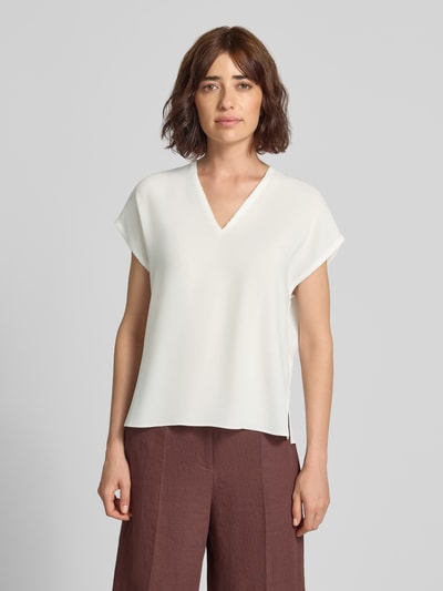 Frauenmodel trägt Regular Fit Bluse mit V-Ausschnitt von windsor, weiß, kurzärmelig mit Spitzenbesatz, Ganzkörperansicht von vorne.