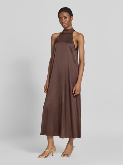 Frauenmodel trägt Maxikleid aus Satin mit Viskose-Anteil Modell 'Zuzeelani' von mbyM in Braun, ärmellos, Stehkragen, Ganzkörperansicht von vorne. Relaxed Fit, glatte Oberfläche, Material-Mix, Rückenlänge bei Größe S: 134 cm, Ärmellänge: 48 cm.