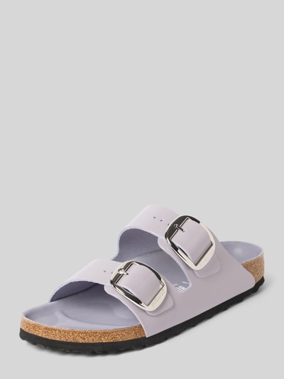 Produktfoto, Hausschuhe aus echtem Leder Modell 'Arizona' von Birkenstock in Helllila mit abgerundeter Passform, Logo-Detail, Korksohle, Absatzhöhe 3 cm bei Größe 40.