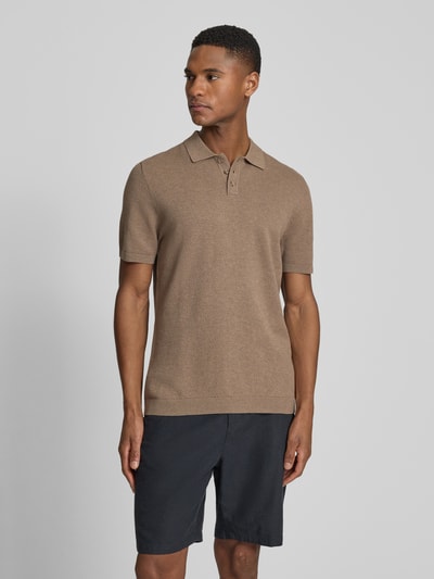 Męski model nosi koszulkę polo Slim Fit Poloshirt model 'Triton' od Drykorn z bawełny, fakturowany wzór, kołnierzyk polo, krótki rękaw, długość tyłu w rozmiarze M: 67 cm, całkowity widok z przodu.
