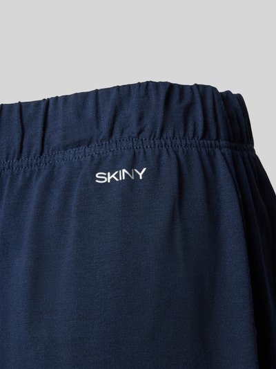 Skiny Spodnie od piżamy o kroju relaxed fit z nadrukiem z logo Ciemnoniebieski 2