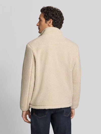 Männermodel trägt Teddyjacke mit Brustreißverschlusstasche von S.OLIVER CASUAL, Fleece, unifarben, Stehkragen, Ganzkörperansicht Rückansicht.