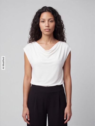 Frauenmodel trägt Regular Fit Blusentop aus reiner Viskose von s.Oliver BLACK LABEL, unifarbenes Design, Satin-Struktur, Ganzkörperansicht von vorne, KI-modifiziertes Bild.