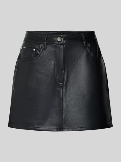 Produktfoto, Spódnica mini w linii A wykonana z materiału imitującego skórę, detal z logo, wpuszczane kieszenie, czarny kolor, Calvin Klein Jeans, szerokość w pasie 38 cm, całkowita długość 38 cm