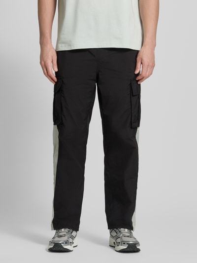 Männermodel trägt Regular Fit Cargohose mit Label-Applikation Modell 'COLAS262' von HUGO in Two-Tone-Optik, Twill, Ganzkörperansicht von vorne.