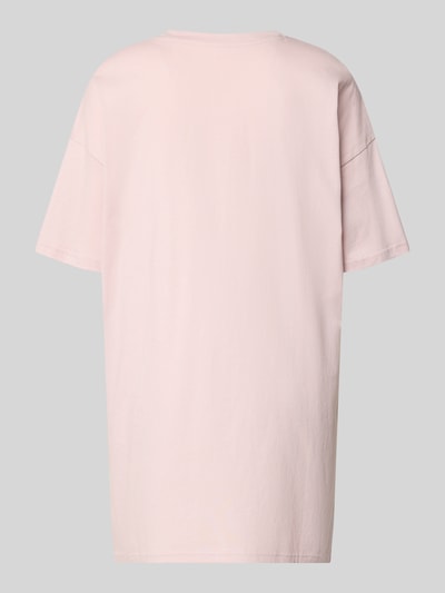 Frauenmodel trägt Nachthemd mit Motiv und Rundhalsausschnitt von Jake*s Casual, bawełna, krój relaxed fit, motyw, okrągły dekolt, całkowity widok z tyłu