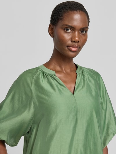 Frauenmodel trägt Loose Fit Blusenshirt aus Lyocell-Mix von s.Oliver BLACK LABEL in Optik: Unifarben mit Puffärmel, Nahaufnahme Oberkörper.