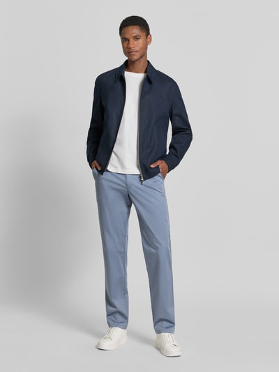 Männermodel trägt Regular Fit Chino mit Eingrifftaschen von Christian Berg Men aus Baumwoll-Elasthan-Mix in Hellblau, Ganzkörperansicht von vorne.