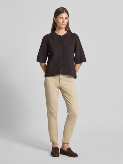 Frauenmodel trägt Hose in verkürzter Passform Modell 'Ornella' von Angels, Baumwoll-Mix mit Stretch-Anteil, Eingrifftaschen, Bundweite 40 cm bei Größe 36, Ganzkörperansicht von vorne.