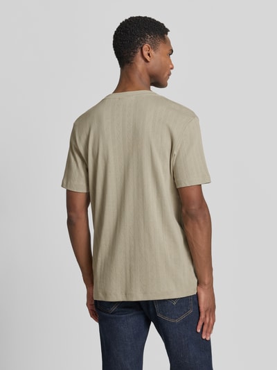 Männermodel trägt T-Shirt in Jaquard-Strick mit Rundhalsausschnitt von Lindbergh, Reine Baumwolle, Regular-Fit, Label-Detail, Rückenlänge 72 cm, Ganzkörperansicht Rückansicht.