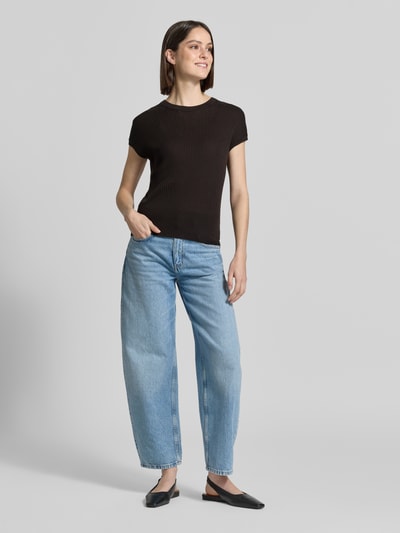 Frauenmodel trägt Damen T-Shirt aus Lyocell-Leinen-Mix Modell 'Tianna' von Someday in Ripp-Optik, Regular-Fit, Rundhalsausschnitt, Rückenlänge 50 cm, Ganzkörperansicht von vorne.