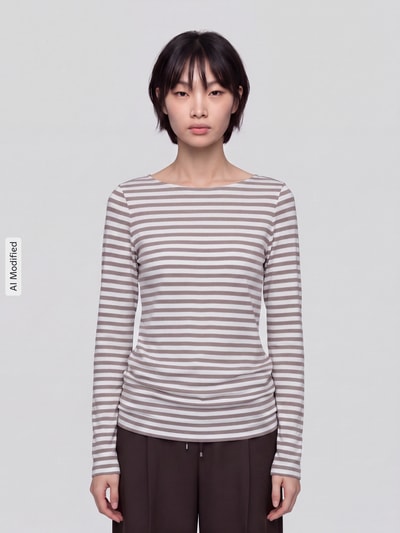 Kobiece modelka ma na sobie Slim Fit Langarmshirt aus reiner Baumwolle od s.Oliver RED LABEL, szare i białe paski, gładka tekstura, Ganzkörperansicht z przodu, KI-modifiziertes Bild.