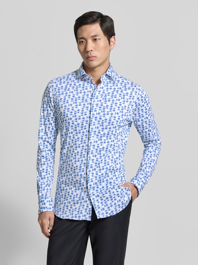 Männermodel trägt Slim Fit Freizeithemd mit Kentkragen von Matinique aus Reine Baumwolle, floraler Allover-Print, Langärmelig, Ganzkörperansicht von vorne.