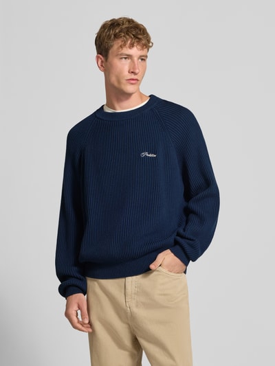 Mannelijk model draagt Relaxed Fit gebreide pullover uit puur katoen Model 'Campus' van PROHIBITED, ribboorden, donkerblauw, heren, Ganzkörperansicht von vorne. Ruglengte bij maat M: 69 cm, mouwlengte bij maat M: 98 cm.