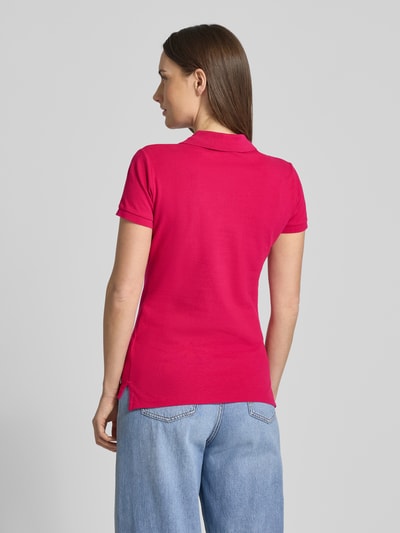 Modelka kobieta ma na sobie Slim Fit Poloshirt aus Baumwoll-Mix od Polo Ralph Lauren, bawełniany piqué, kolor jednobarwny, widok całej sylwetki z tyłu.