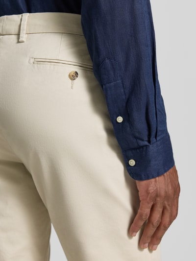 Mężczyznamodel nosi Slim Fit Chino aus Baumwoll-Mix Modell 'GREENWICH' von Polo Ralph Lauren, beżowe, gładka tekstura, detal tylnej kieszeni, zbliżenie na biodra